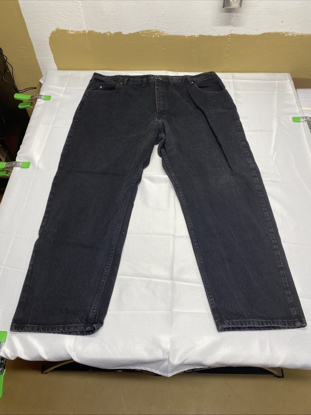 Wrangler Authentic Jeans Mens 46x30 Black Denim Comfort Superior Straight Leg